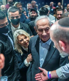 בנימין ושרה נתניהו במלון מצודת דוד בירושלים, בשבוע שעבר. שרה נתניהו יודעת לדבר אל הבייס; היא אולי האיבר החשוב בשלטונו של ראש הממשלה. צילום: איתי כהן בנימין ושרה נתניהו במלון מצודת דוד בירושלים, בשבוע שעבר. שרה נתניהו יודעת לדבר אל הבייס; היא אולי האיבר החשוב בשלטונו של ראש הממשלה