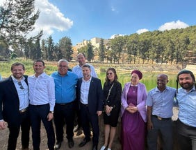 פותחת