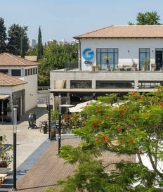 המרכז המסחרי בסביון. משפחת כהן שואפת לשינוי צביון המרכז, שרוב עסקי האוכל שלו לא כשרים. צילום: אייל טואג המרכז המסחרי בסביון