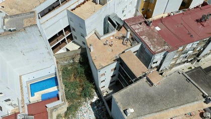 הבניין שבמרכז העיר Jerez de la Frontera בדרום ספרד לפני השיפוץ והדמיית הבניין לאחריו