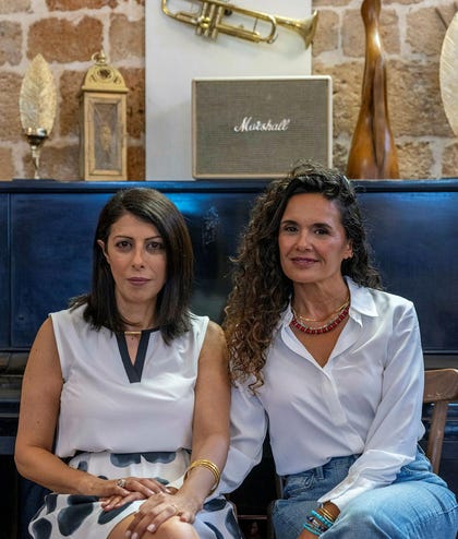 כרמית אייל דהאן (מימין) ורוקייה סבאח בתיאטרון אל־לאז' בעכו. אימהות למתבגרים שהיו עסוקות בעצמן בשאלות על עתיד ילדיהן