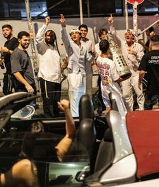 חמישי ברוטשילד. מחוץ למועדון "בורדל" שני ברסלבים תוקעים בשופר ומכריזים "באנו לשמח". צילום: תומר אפלבאום חמישי ברוטשילד. מחוץ למועדון "בורדל" שני ברסלבים תוקעים בשופר ומכריזים "באנו לשמח"