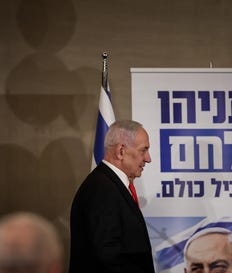 פותחת