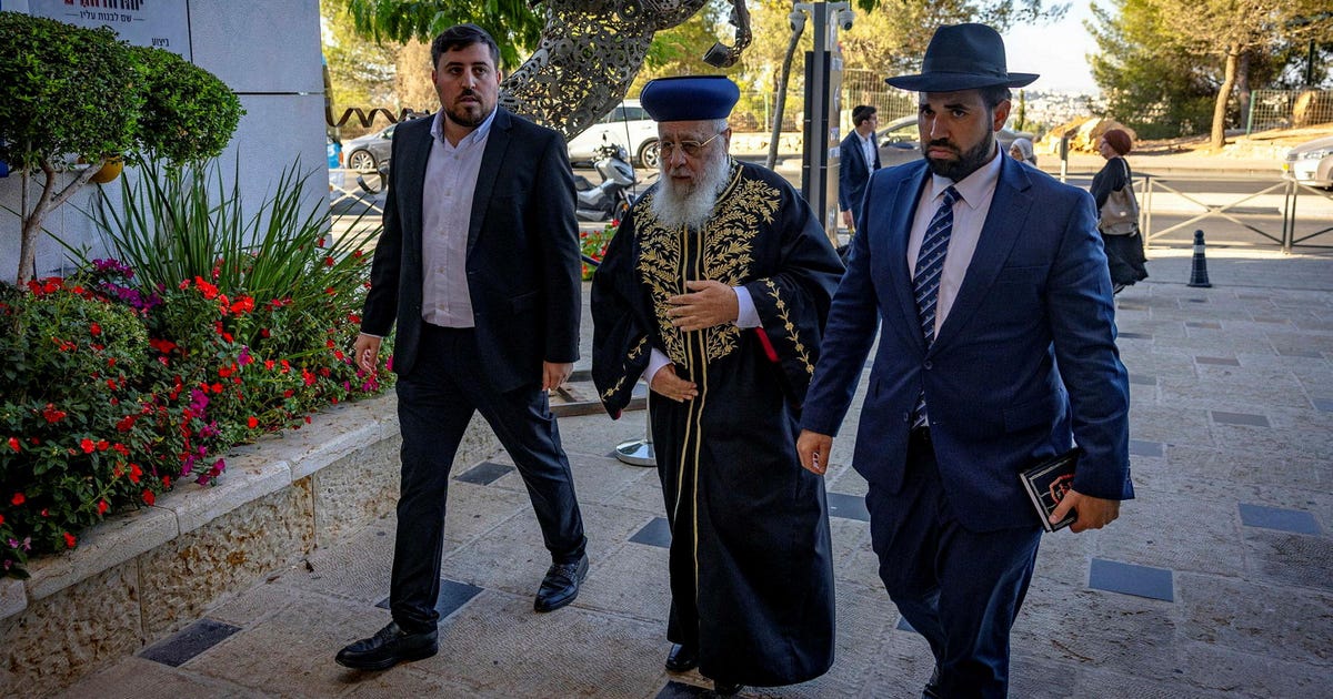 Former Chief Rabbi Who Urged Netanyahu's Ouster Backtracks After Reconciling With Shas' Dery