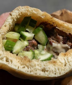 פיתה עם קבב ב"יסמין". צילום: תומר אפלבאום פיתה עם קבב ב"יסמין"