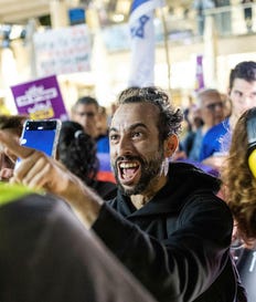 סימן-טוב בפעולה בהפגנת שמאל בתל אביב, בחודש מאי. ליצן עצוב. צילום: תומר אפלבאום סימן-טוב בפעולה בהפגנת שמאל בתל אביב, בחודש מאי. ליצן עצוב