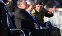 הרמטכ"ל אייל זמיר (מימין), ראש הממשלה בנימין נתניהו ושר הביטחון ישראל כ"ץ בטקס סיום קורס קצינים, ביוני