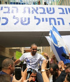 עזריה שב לביתו לאחר שחרורו מהכלא, ב־2018. החנינה מסירה שורת חסמים שעמדו לפני היורה המורשע. צילום: אילן אסייג עזריה שב לביתו לאחר שחרורו מהכלא, ב־2018. החנינה מסירה שורת חסמים שעמדו לפני היורה המורשע