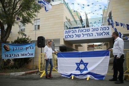 תומכי אלאור אזריה ביום שחרורו מהכלא לביתו, ב-2018. הרצוג בחר להסתמך על הצהרות ריקות של אזריה שכל תכליתן לאפשר הקלה בעונשו
