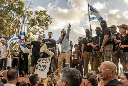 מחאה מחוץ למחנה בית ליד על מעצר חיילי מילואים בחשד להתעללות בעציר פלסטיני, ב-2024. על פי המוסר היהודי החדש אין בעזה חפים מפשע ואין בגדה אנשים בעלי זכויות אדם בסיסיות