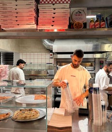 APIZZA. הרוח האגבית והנגישה עוד קיימת, התוצר טוב פי אלף. צילום: ערן לאור APIZZA. הרוח האגבית והנגישה עוד קיימת, התוצר טוב פי אלף