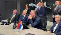 נשיא סרביה אלכסנדר ווצ'יץ' (שני מימין) ולצדו השגרירה אביבית בר־אילן במפעל הרחפנים בבלגרד, בשבוע שעבר