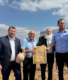 ראש המועצה שומרון יוסי דגן (שלישי מימין), שר המורשת עמיחי אליהו ושר התיירות חיים כץ (שני ושלישי משמאל) בטקס השקת מיזם "שבילי התנ"ך"
