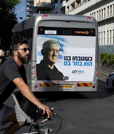 צילום: מוטי מילרוד שלט בחירות של בני גנץ על אוטובוס בתל אביב