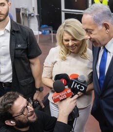 אוריך, בנימין נתניהו ושרה, בפריימריז בליכוד בגני התערוכה, אוקטובר 2022. צילום: תומר אפלבאום אוריך, בנימין נתניהו ושרה, בפריימריז בליכוד בגני התערוכה, אוקטובר 2022