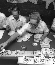 ספירת קולות בתל אביב, בחירות 1977. צילום: סער יעקב, לע״מ ספירת קולות בתל אביב, בחירות 1977