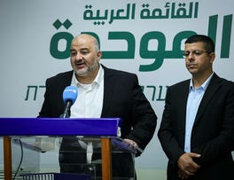 וליד אל-הואשלה ומנסור עבאס אחרי ישיבת סיעה של הרשימה המאוחדת, במאי. פחד קמאי, עמוק וקולקטיבי מהערבים — זה היסוד המארגן של מחנה תומכי הממשלה
