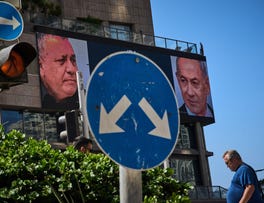פותחת