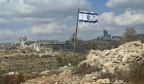 דגל ישראל שהוצב בגבעה מעל כביש 463 ברמאללה, בשבוע שעבר. תושבים בהתנחלויות הגבירו בחודשים האחרונים את לחציהם שהכביש ייפתח לתנועת מתנחלים. צילום: עמירה הס דגל ישראל שהוצב בגבעה מעל כביש 463 ברמאללה, בשבוע שעבר. תושבים בהתנחלויות הגבירו בחודשים האחרונים את לחציהם שהכביש ייפתח לתנועת מתנחלים