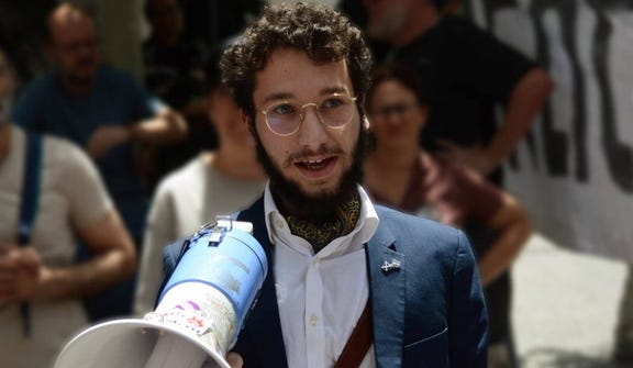 Lawrence (Ya'aqov) Shenkin at a protest against violence against aid convoys to the Gaza Strip, 2024. Credit: Bnei Avraham Lawrence (Ya'aqov) Shenkin at a protest against violence against aid convoys to the Gaza Strip, 2024.