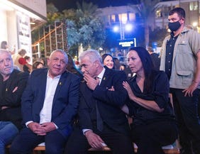 יאיר לפיד וגדי איזנקוט (משמאל ליהיא לפיד, מימין מאיר כהן) בעצרת לציון 30 שנה לרצח רבין. חשובים ארבעת העקרונות המרכזיים, ומנהיג אחד למפלגות השינוי