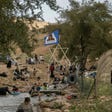 ישראלים מתרחצים במעיין ליד קוסרה שבגדה, באפריל. ההישגים של תנועת ההתנחלות נרשמים בשטח