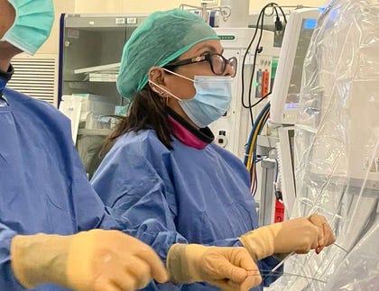 ד"ר גבי אלבז עם פרופ' דוד פלנר בחדר הצנתורים | צילום: דוברות הדסה
