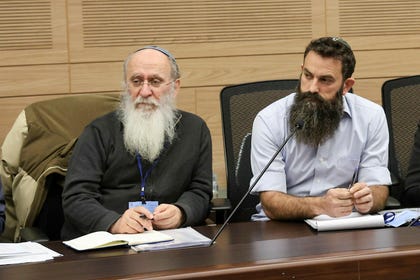 הרב אורי שרקי (משמאל) ואיתמר איתם, שמשובץ במקום ה–6 ברשימת הציונות הדתית. שרקי סבור שאנחנו חיים בדיקטטורה ליברלית ומטיף למדינה הלכה