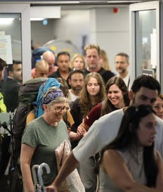 נוסעי טיסת החילוץ מתקבלים בנתב"ג, אתמול. גם בימי בחירות, ניתן היה לצפות למעט איפוק לנוכח האסון שנמנע