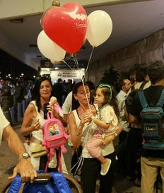 נוסעי טיסת פליי דובאי בנתב"ג, אתמול. השאלה היא לא רק אילו גבולות ישראל יודעת לעבור בשעת שלום, אלא אילו גשרים יישארו פתוחים לפניה בשעת חירום. צילום: תומר אפלבאום נוסעי טיסת פליי דובאי בנתב"ג, אתמול. השאלה היא לא רק אילו גבולות ישראל יודעת לעבור בשעת שלום, אלא אילו גשרים יישארו פתוחים לפניה בשעת חירום