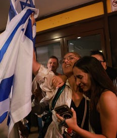 לאחר הנחיתה בישראל. צילום: תומר אפלבאום לאחר הנחיתה בישראל