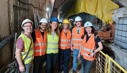 צוות אקולוג בסיור במהלך השפלת מי התהום בתחנות הקו הירוק של הרכבת הקלה בת"א | צילום: דורית מטמון