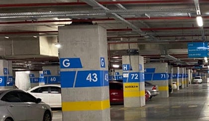 התקנת מבודדים במפלס חניון בית חולים באדנה, שבטורקיה, שהמשיך לתפקד לאחר הרעידה | צילום: EPS