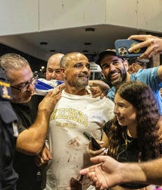 יניב חיון, אחד מהנוסעים שמנעו את התרסקות המטוס בנתב"ג, שלשום. אומץ לב בלתי רגיל שגילו אנשים רגילים מנע את האסון, אבל השאיר את נתניהו בבעיה. צילום: תומר אפלבאום יניב חיון, אחד מהנוסעים שמנעו את התרסקות המטוס בנתב"ג, שלשום. אומץ לב בלתי רגיל שגילו אנשים רגילים מנע את האסון, אבל השאיר את נתניהו בבעיה