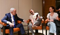 Netanyahu meets with Yaniv Hayoun, who fought off the co-pilot who attempted to hijack the flydubai flight on Wednesday.
