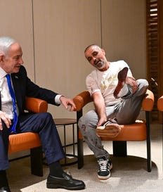 Netanyahu meets with Yaniv Hayoun, who fought off the co-pilot who attempted to hijack the flydubai flight on Wednesday.