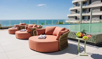 בריכה צופה לים במרפסת ה-ROOFTOP ב-SEA ONE | צילום: אופיר לביא