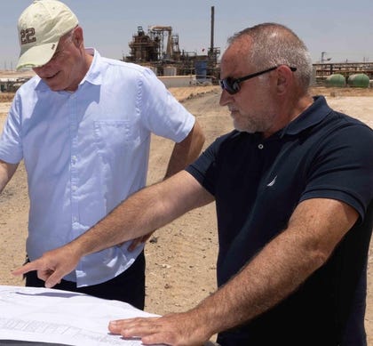 מימין רו"ח תומר ביטון ראש המועצה ואורי גת-פלש מנכ"ל החברה לשירותי איכות הסביבה | צילום: דיגו מיטלברג. מימין רו"ח תומר ביטון ראש המועצה ואורי גת-פלש מנכ"ל החברה לשירותי איכות הסביבה | צילום: דיגו מיטלברג