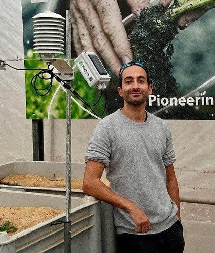 טל סעדון ליד תחנת ניטור אקלים וצמח בחוות הניסיונית של קבוצת חיפה | צילום: סימור כלים אגרונומיים