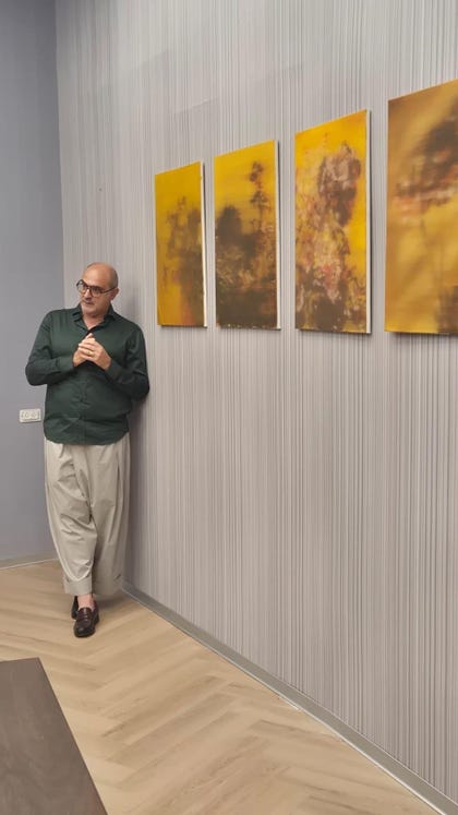 שרון תובל על רקע יצירות האמנות "זר פרחים בכתום בארבעה חלקים"  של האמן יובל אורלי | צילום: דב קלמן