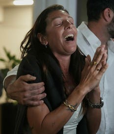צילום: Ariel Schalit/אי־פי Passengers who experienced an emergency landing in Saudi Arabia, during a flight on FlyDubai plane, arrive at Ben Gurion International Airport, near Tel Aviv, Israel, Wednesday, Sept. 30, 2026. (AP Photo/Ariel Schalit)