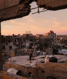 צילום: AFP/BASHAR TALEB TOPSHOT - A Palestinian man cleans the roof of a building at the Jabalia refugee camp in the northern Gaza Strip on October 5, 2026. The Gaza war was sparked by Hamas's unprecedented 2023 attack against Israel, which resulted in the deaths of 1,221 people, according to an AFP tally based on official Israeli figures. The massive Israeli offensive in response has left most of Gaza in ruins and killed more than 74,200 people, according to Gaza's health ministry, which is under Hamas authority and whose figures are considered reliable by the United Nations. (Photo by Bashar Taleb / AFP)