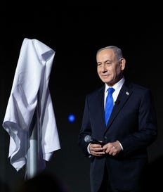 נתניהו בעצרת של הליכוד, בחודש שעבר. אחרי ההצהרה בבסיס חיל האוויר בתל נוף, הוא חזר על התרגיל עם סרטון חדש. צילום: מוטי מילרוד נתניהו בעצרת של הליכוד, בחודש שעבר. אחרי ההצהרה בבסיס חיל האוויר בתל נוף, הוא חזר על התרגיל עם סרטון חדש