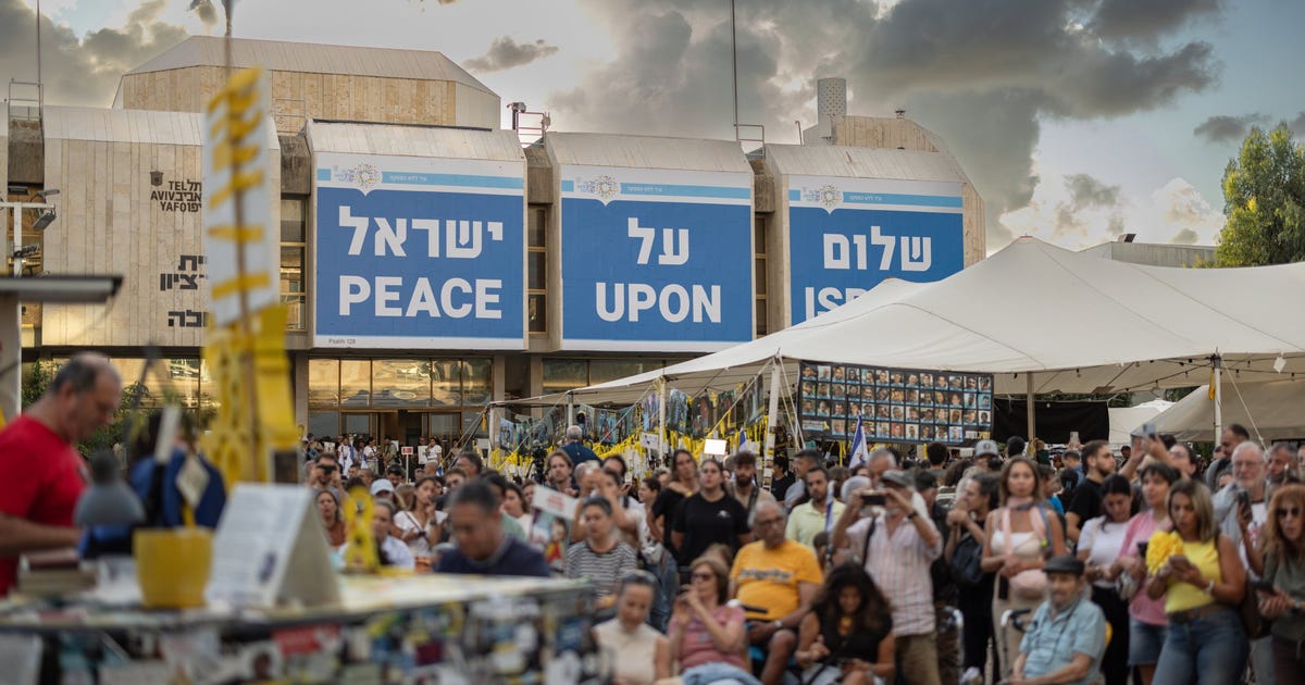 Israelis Across the Country Observe Voluntary Minute of Silence for October 7 Victims