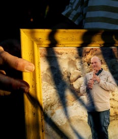 תמונתו של אודי ווליכמן מוחזקת בידי בת זוגו, ענת פילד, השבוע בקציר. בכל מלחמה מתמקדים בצעירים, ואפילו צה"ל אינו יודע כמה חללים מבוגרים נוספו במלחמה