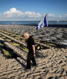 מיצב מחאה לצין שלוש שנים לטבח 7 באוקטובר, שלשום בחוף תל אביב. הר הראיות שחושף את אשמת נתניהו במחדל מוסיף לצבור גובה. צילום: מוטי מילרוד מיצב מחאה לצין שלוש שנים לטבח 7 באוקטובר, שלשום בחוף תל אביב. הר הראיות שחושף את אשמת נתניהו במחדל מוסיף לצבור גובה