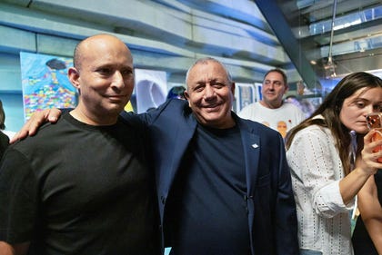 איזנקוט ובנט במרכז פרס ביפו, בשבוע שעבר. איזנקוט חתם על הסכם עם גולן, בנט חתם עם ליברמן