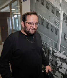 אוריך בבית המשפט המחוזי בתל אביב, ביולי. הותיר את קוד התוכנה בכלי שפיתח גלוי ברשת, ובתוכו נחשפו מזהים ומפתחות ייחודיים של קבוצות ווטסאפ