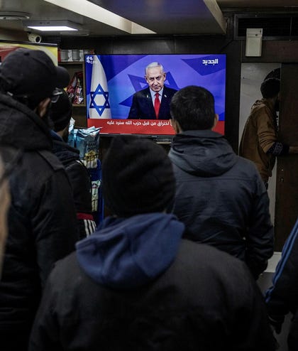 קהל בביירות מתאסף לצפות בנתניהו מכריז על הפסקת אש, בתום מבצע "חיצי הצפון", נובמבר 2024