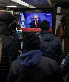 קהל בביירות מתאסף לצפות בנתניהו מכריז על הפסקת אש, בתום מבצע "חיצי הצפון", נובמבר 2024. צילום: Ed Ram / Getty Images קהל בביירות מתאסף לצפות בנתניהו מכריז על הפסקת אש, בתום מבצע "חיצי הצפון", נובמבר 2024